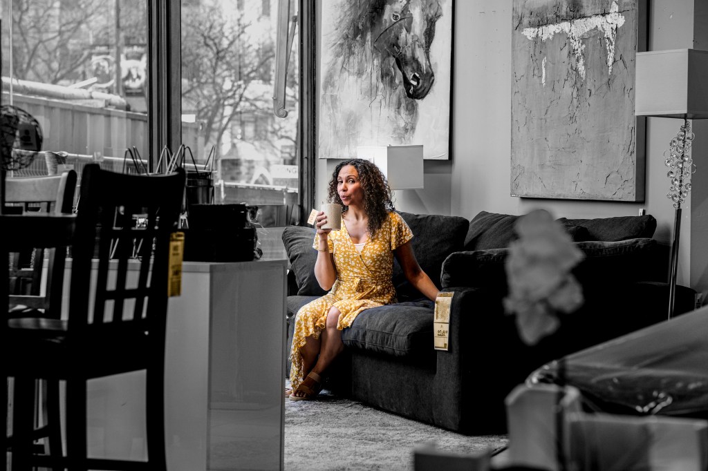 Acheter, souffrir, raconter : le pari théâtral de Karen&nbsp;Hines